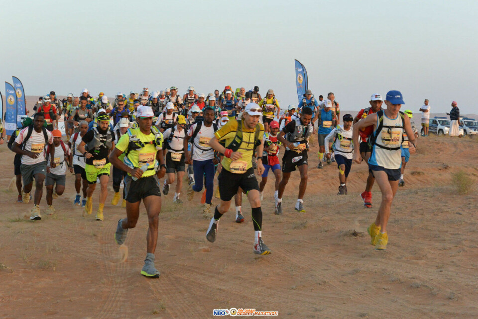 Start på fjerde dagsetappe med Sondre Amdahl helt framme (Foto: Oman Desert Marathon). Start på fjerde dagsetappe med Sondre Amdahl helt framme (Foto: Oman Desert Marathon).