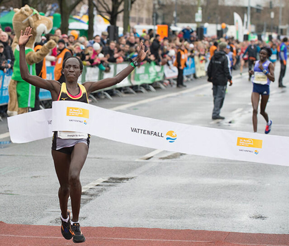 296 norske blant 24 697 som fullførte Berlin Halvmaraton - stor bildereportasje! Cynthia_Kosgei_bryter_maalseil_Arrangoerbilde.jpg