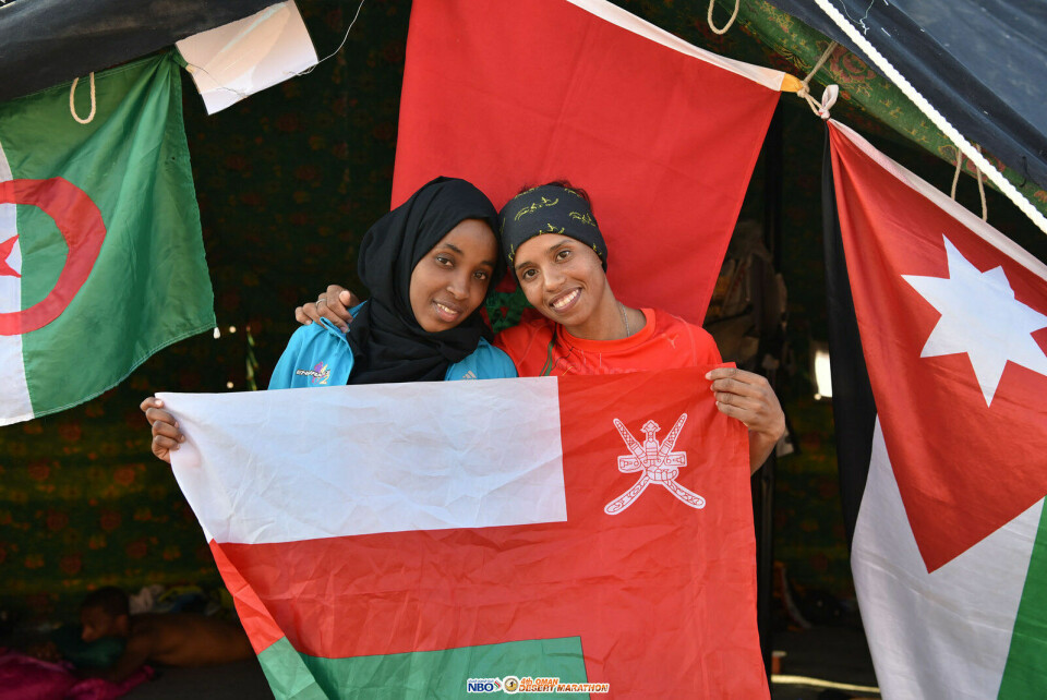 Sondre Amdahl nr. 6 i Oman Desert Marathon etter 4. etappe lokale_tilskuere.jpg