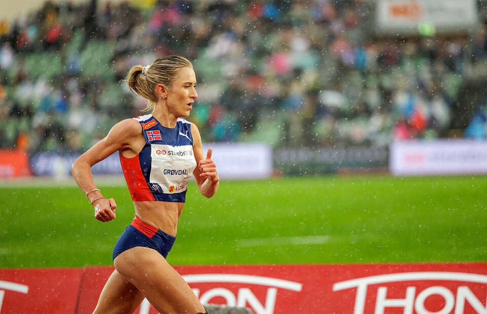 Mens regnet strømmet ned, tok Karoline Bjerkeli Grøvdal kommando i 5000 m-løpet i Bislett Games. Den offensive løpinga resulterte i en klar forbedring av den norske rekorden. (Foto: Sylvain Cavatz) Mens regnet strømmet ned, tok Karoline Bjerkeli Grøvdal kommando i 5000 m-løpet i Bislett Games. Den offensive løpinga resulterte i en klar forbedring av den norske rekorden. (Foto: Sylvain Cavatz)