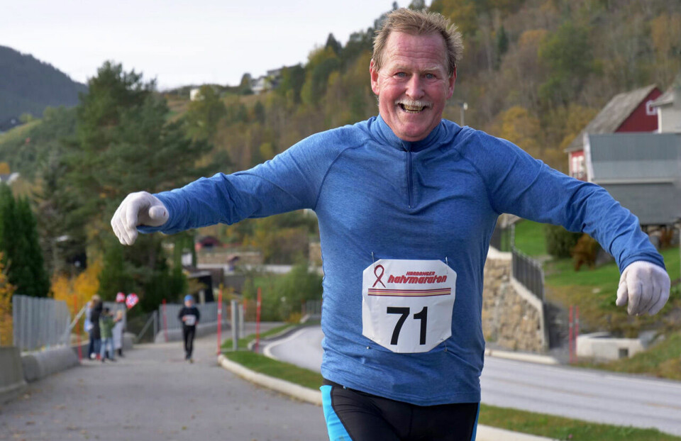 Det var god stemning i løypa under Hardanger Halvmaraton. Her ved Svein Flatøy i klasse 60-69 år. (Foto: Magnus Hisdal, Hardangerfjord Media) Det var god stemning i løypa under Hardanger Halvmaraton. Her ved Svein Flatøy i klasse 60-69 år. (Foto: Magnus Hisdal, Hardangerfjord Media)