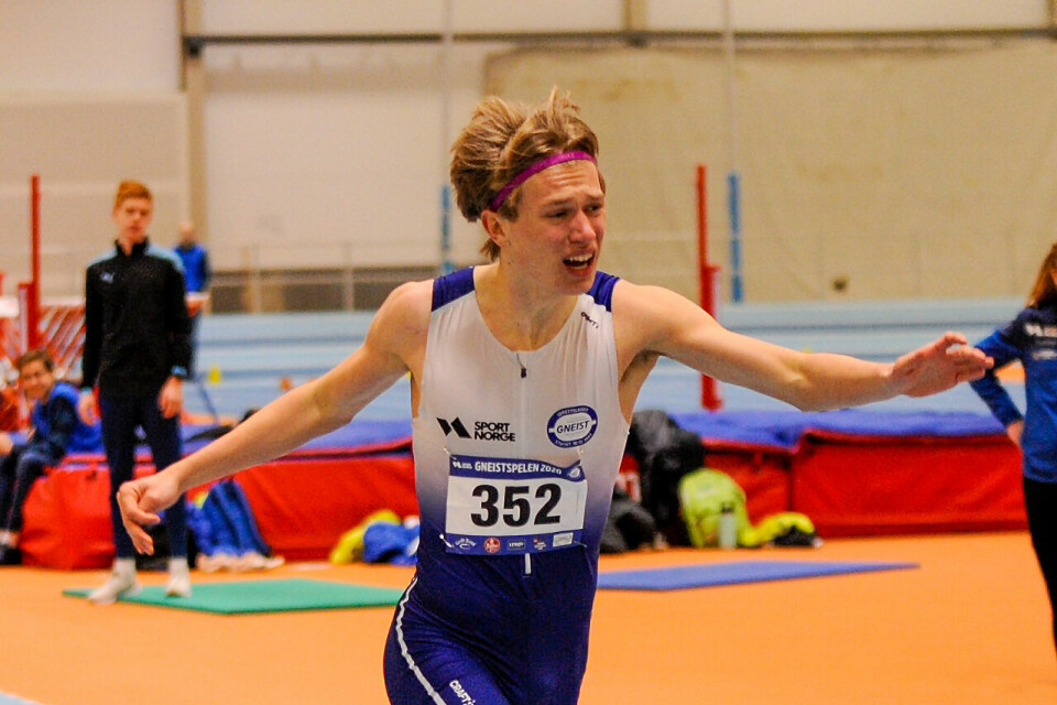 Thomas Strønstad-Løseth hiver seg over målstreken etter en rekordrask 600 meter i Leikvanghallen i Bergen. (Alle foto: Arne Dag Myking) Thomas Strønstad-Løseth hiver seg over målstreken etter en rekordrask 600 meter i Leikvanghallen i Bergen. (Alle foto: Arne Dag Myking)