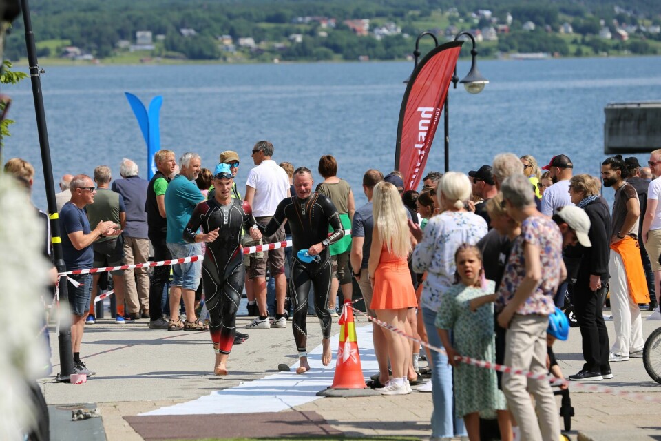 Jon Breivold suveren i strålende Trollveggen Triathlon Opp av vannet.jpg