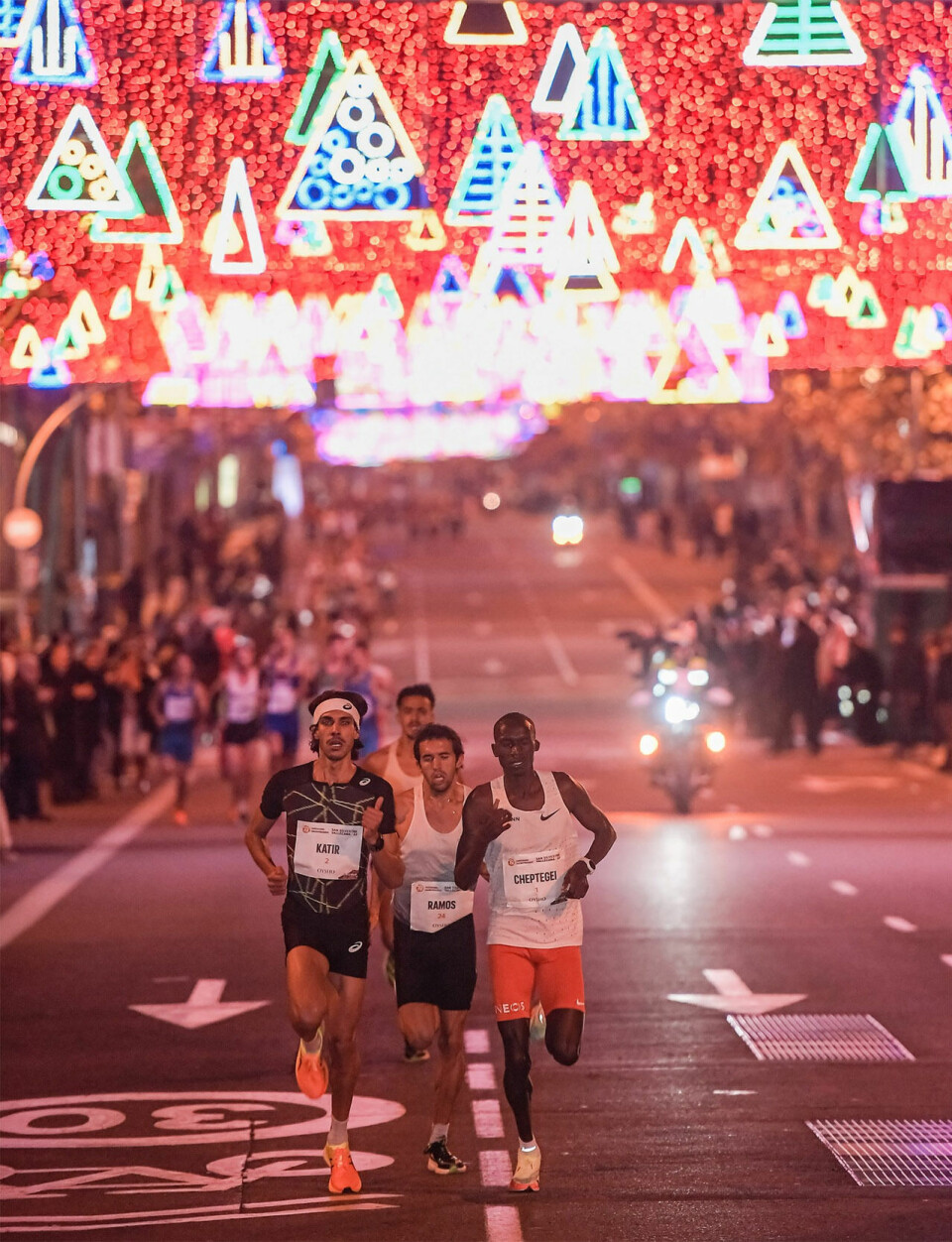 Verdensmestrene Jake Wightman og Joshua Cheptegei vant hvert sitt nyttårsløp Katir-Ramos-Cheptegei-2-foto-San-Silvestre-Vallecana.jpg