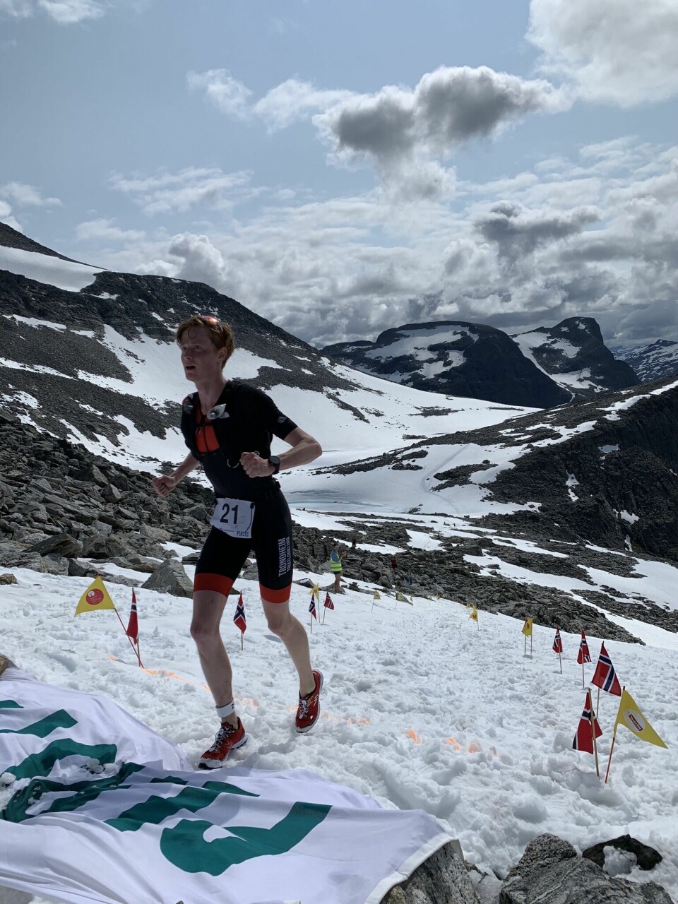 Jon Breivold suveren i strålende Trollveggen Triathlon Simen Holen.jpg