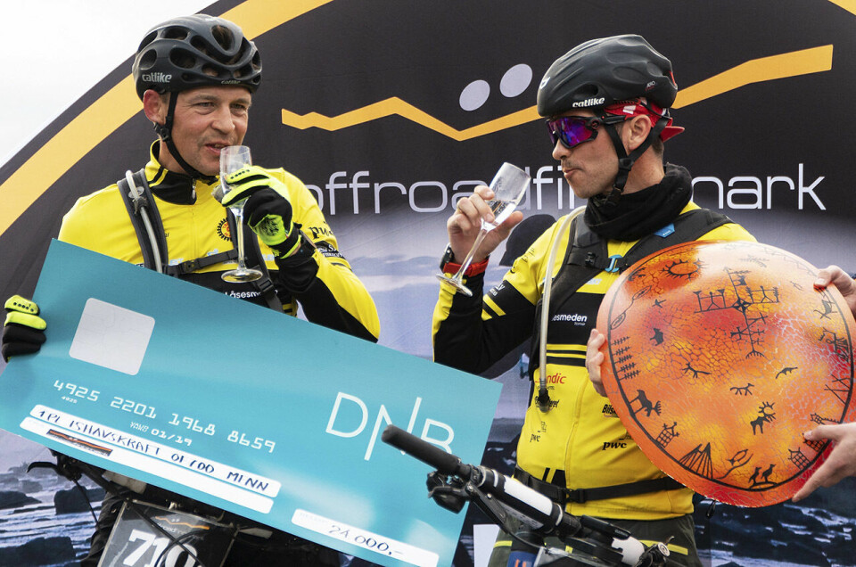 Team ASEB kunne motta premier og skåle for seieren i Offroad Finnmark. (Foto: arrangøren) Team ASEB kunne motta premier og skåle for seieren i Offroad Finnmark. (Foto: arrangøren)