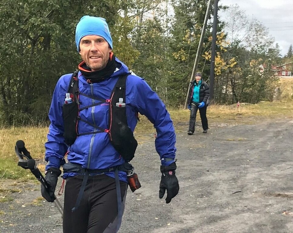 Arne Nåtedal leder (søndag 14:00) OTC 200 km der det fortsatt er tre løpere med. 2 km bak lurer Cecilie Longva Igesund som tar innpå. De vil slite med makstidene dersom arrangøren ikke korrigeres noe. (Foto: Mona Kjeldsberg, ved vending etter 100 km) Arne Nåtedal leder (søndag 14:00) OTC 200 km der det fortsatt er tre løpere med. 2 km bak lurer Cecilie Longva Igesund som tar innpå. De vil slite med makstidene dersom arrangøren ikke korrigeres noe. (Foto: Mona Kjeldsberg, ved vending etter 100 km)