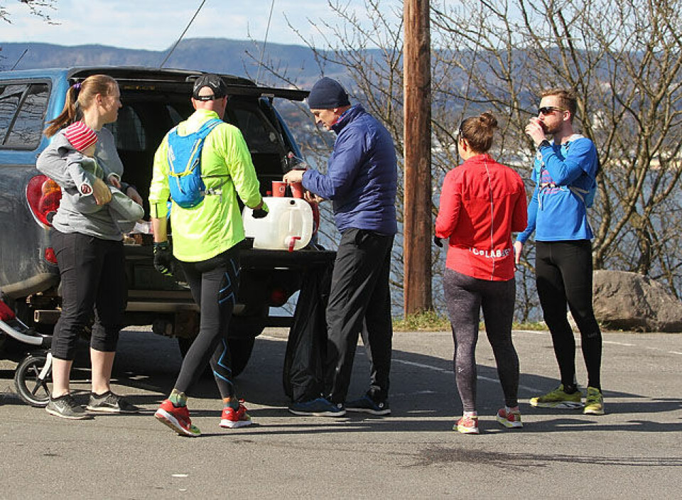 Rekorddeltakelse i solfylt PåskehareMaraton Utsikten_god_tid_paa_drikkestasjon_A20G9278.jpg