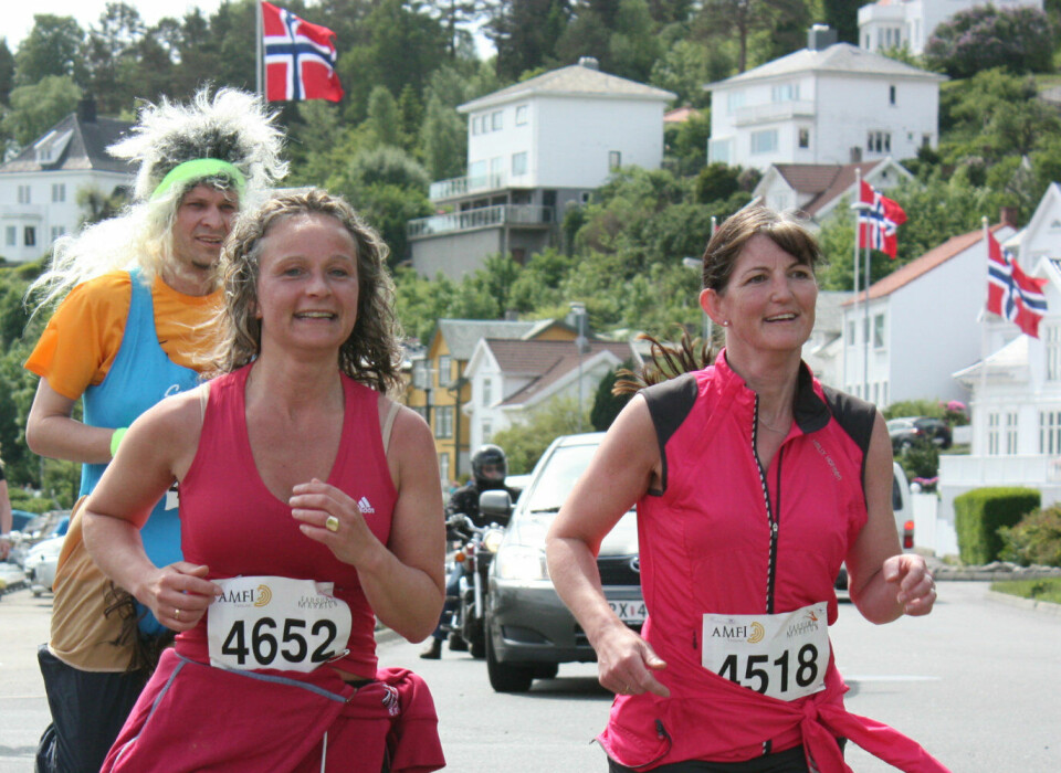 Maratonfest i Farsund for fjerde gang IMG_2695GladeDamerPaa5kmModMaal.jpg