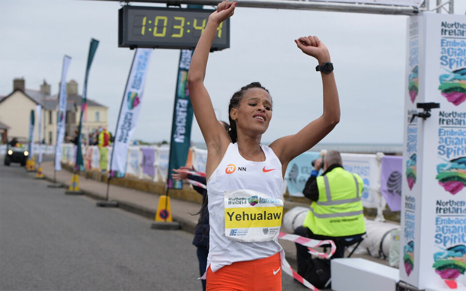 Yalemzerf Yehualaw krysser målstreken som vinner og verdensrekordholder. (Foto: Antrim Coast Half Marathon) Yalemzerf Yehualaw krysser målstreken som vinner og verdensrekordholder. (Foto: Antrim Coast Half Marathon)