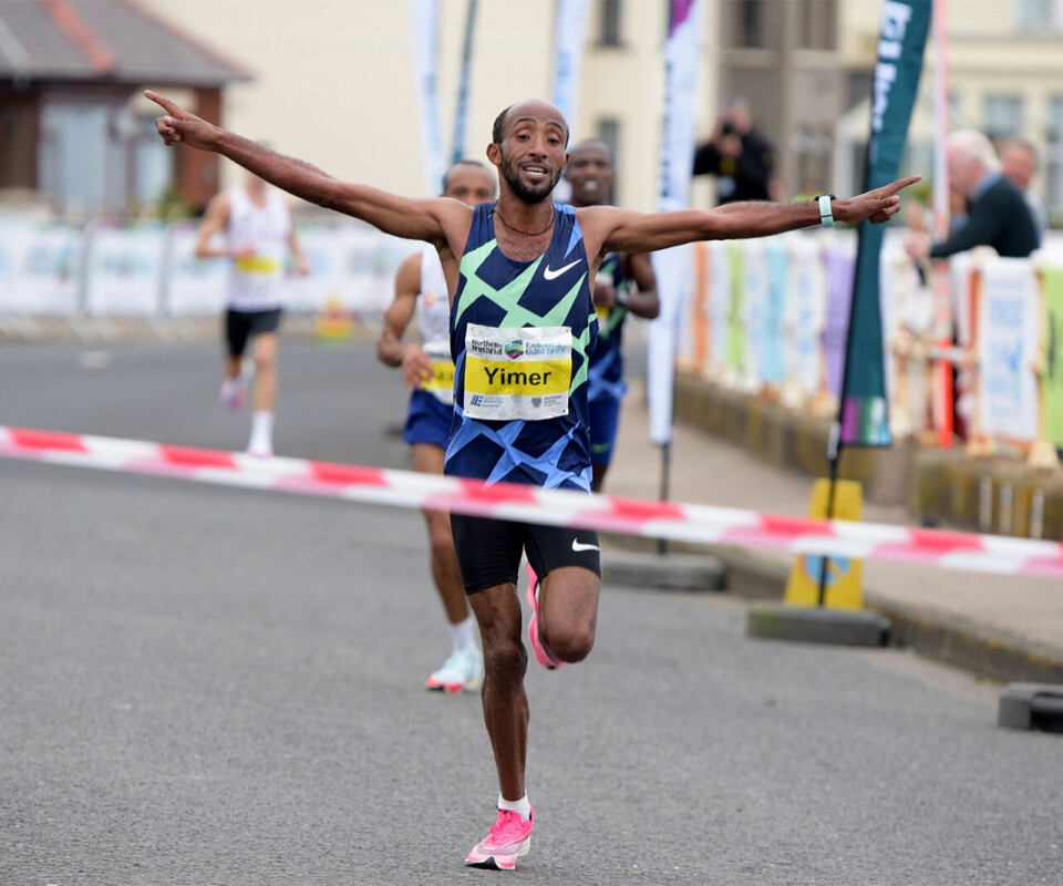 Yalemzerf Yehualaw ble verdens første kvinne under 1.04 på halvmaraton Jemal-Yimer-maal.jpg