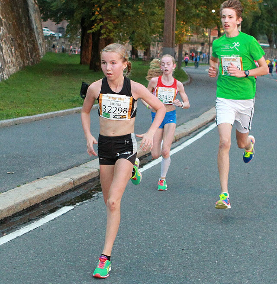 '3 for alle' åpnet Oslo Maraton i solnedgangen Emma_leder_foran_Ane_2km_og_litt_A20G1675.jpg