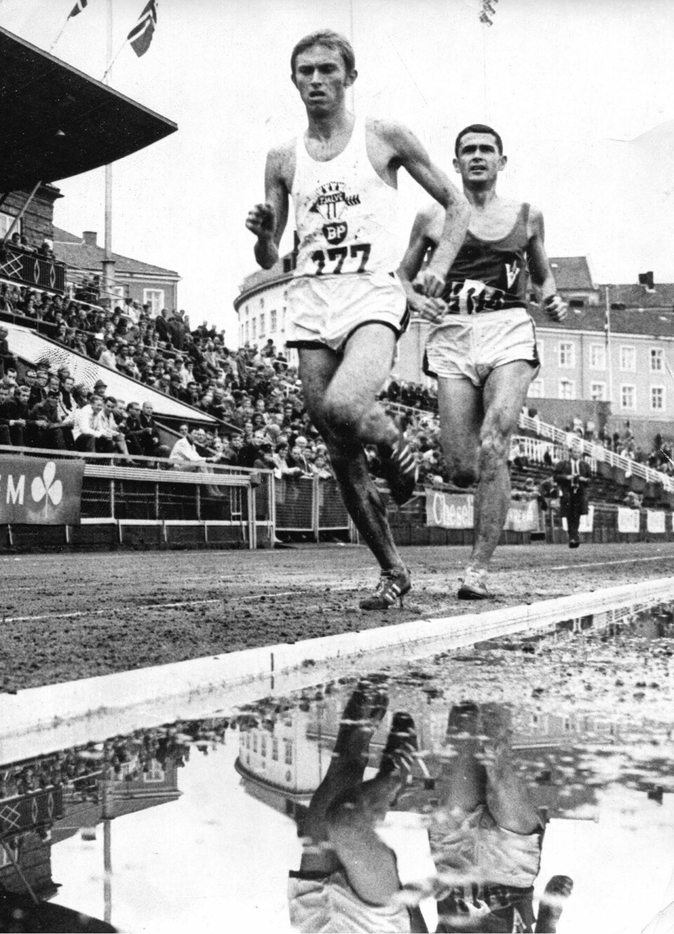 Arne Kvalheim snakket høyt og backet uttalelsene med beina Arne-Kvalheim-og-Ron-Clarke-Bislett-Games-1969-foto-supplert-av-Arne-Kvalheim.jpg