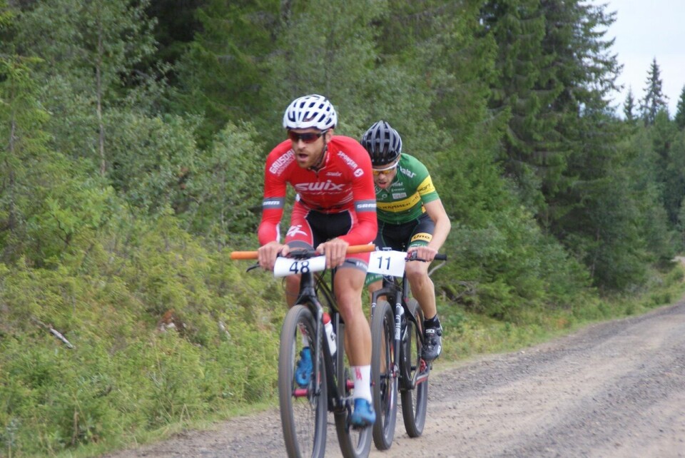 Vidar Mehl med Oddvin Offigstad på hjul på løypas høyeste punkt ca. 5 km før mål. (Foto: Stein Arne Negård) Vidar Mehl med Oddvin Offigstad på hjul på løypas høyeste punkt ca. 5 km før mål. (Foto: Stein Arne Negård)