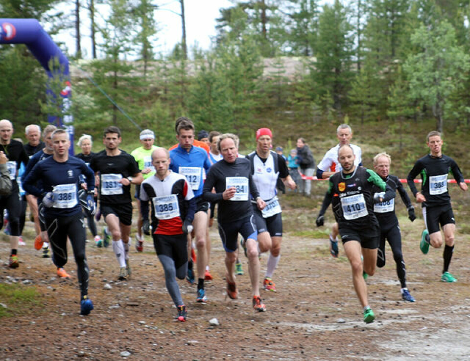 Tore Stengrundet tuktet John Henry Strupstad i Femundløpet Start_halvmaraton.jpg