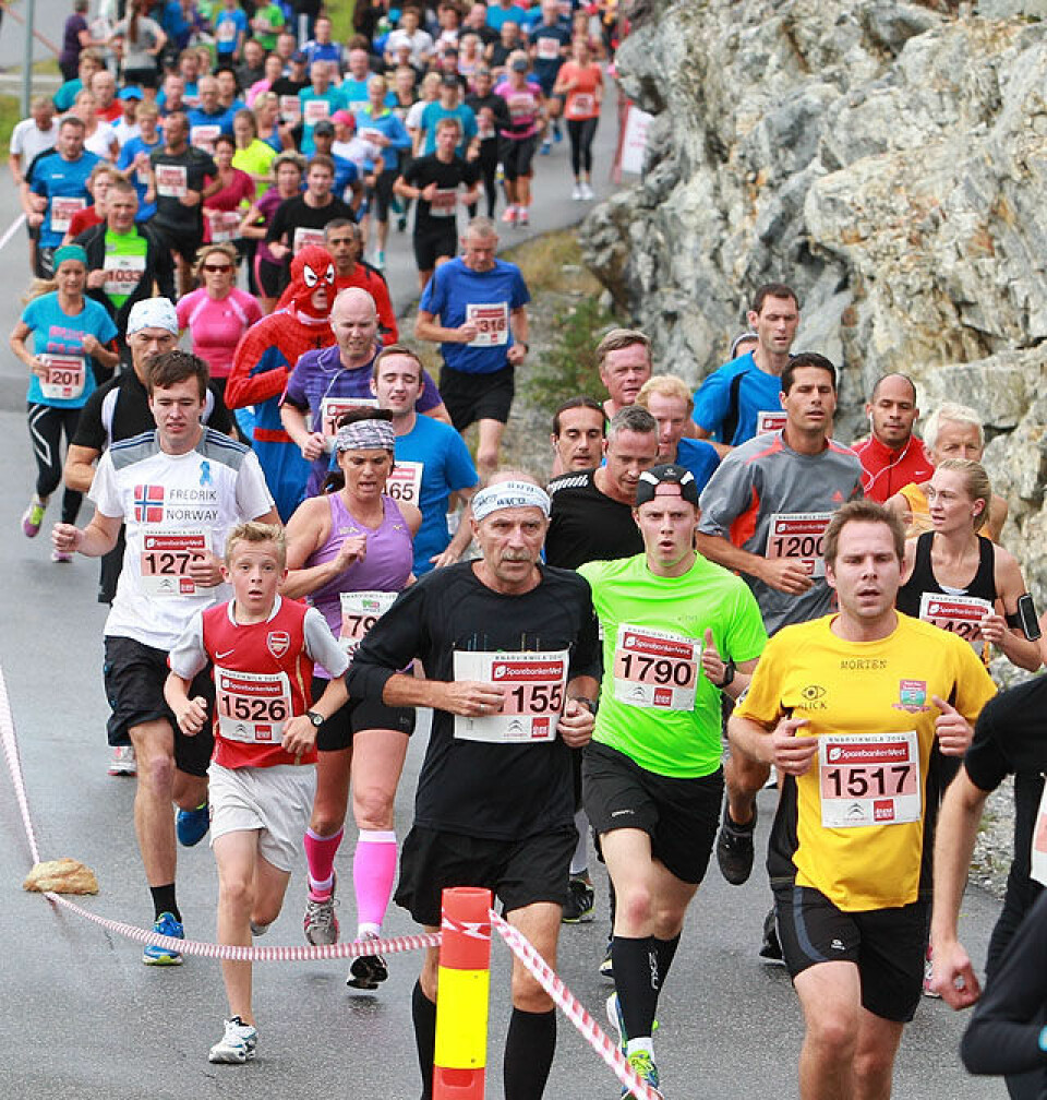 Knarvikmila 10 km: Marthe K. Myhre doblet og vant igjen 10km_felt_etter1km_A20G1775.jpg