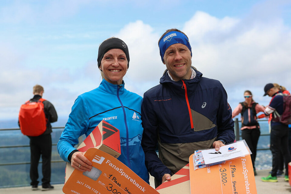 Anita Iversen Lilleskare og Stian Angermund kunne motta vinnerpremiene for den nye trail-løypen opp til Ulriken. (Alle foto: Arne Dag Myking) Anita Iversen Lilleskare og Stian Angermund