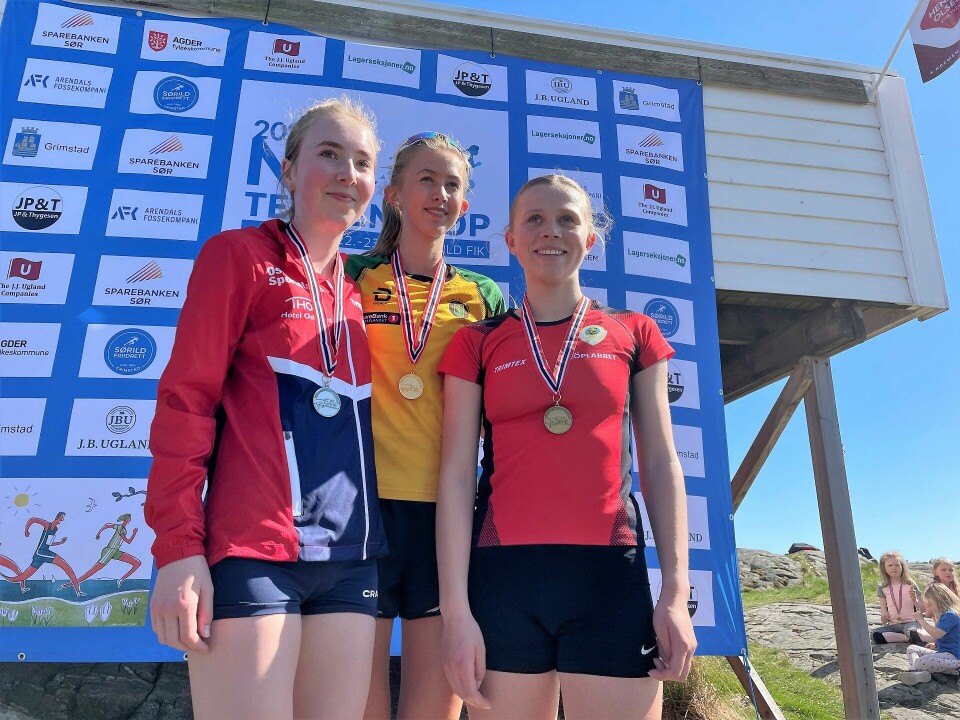 Medaljørene i K16 i UM terrengløp kort løype (fra venstre) Linnea Hovelåhne (IL Tyrving), Wilma Bekkemoen Torbiörnsson (Ullensaker/Kisa IL) og Mathea Lægran (Skjalg IL). (Foto: Finn Kolstad) Medaljørene i K16 i UM terrengløp kort løype (fra venstre) Linnea Hovelåhne (IL Tyrving), Wilma Bekkemoen Torbiörnsson (Ullensaker/Kisa IL) og Mathea Lægran (Skjalg IL). (Foto: Finn Kolstad)