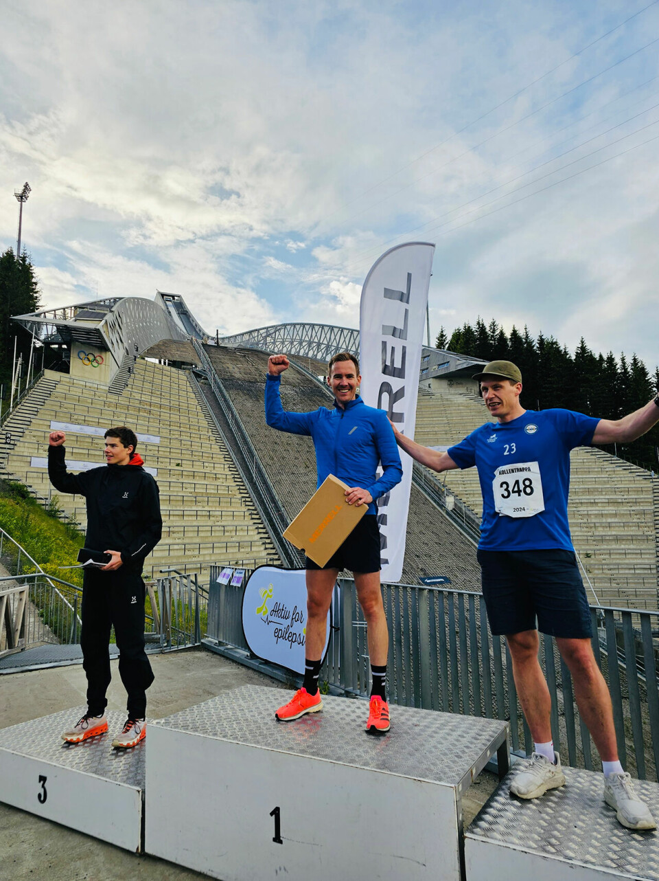 293 deltakere klatret 600 trappetrinn i Holmenkollen kollentrappa-premieutdeling.jpg