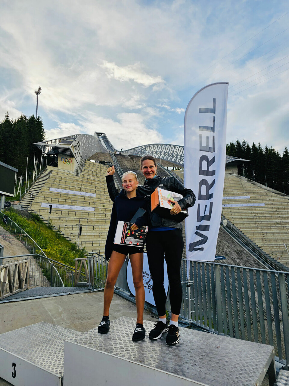 293 deltakere klatret 600 trappetrinn i Holmenkollen kollentrappa-premieutdeling-kvinner.jpg