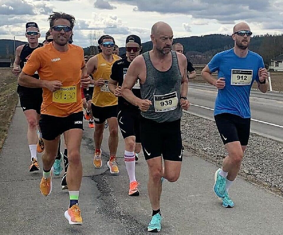 Løyperekord og gode forhold i Hamarløpet Grue Halvmaraton Jann Post og Ola Korbøl.jpg