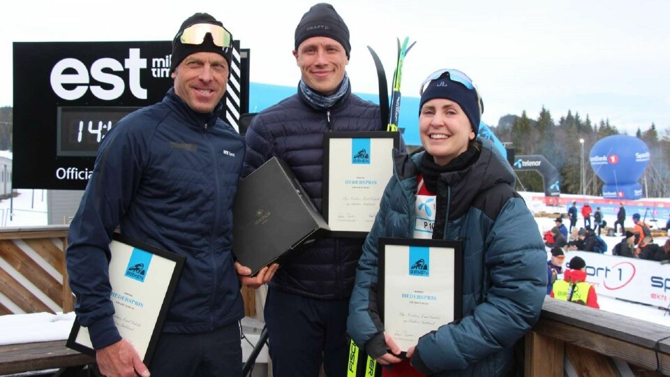 Birken har mye å takke Skiklubben-trioen Anders Aukland, Emil Gukild og Silje Nordnes for og kvitterte med å tildele trioen Birkens Hederspris for 2025. (Foto: Birken) Birken har mye å takke Silje Nordnes, Emil Gukild og Anders Aukland i NRK-podcasten Skiklubben for og kvitterte med å tildele trioen Birkens Hederspris for 2025. (Foto: Birken)