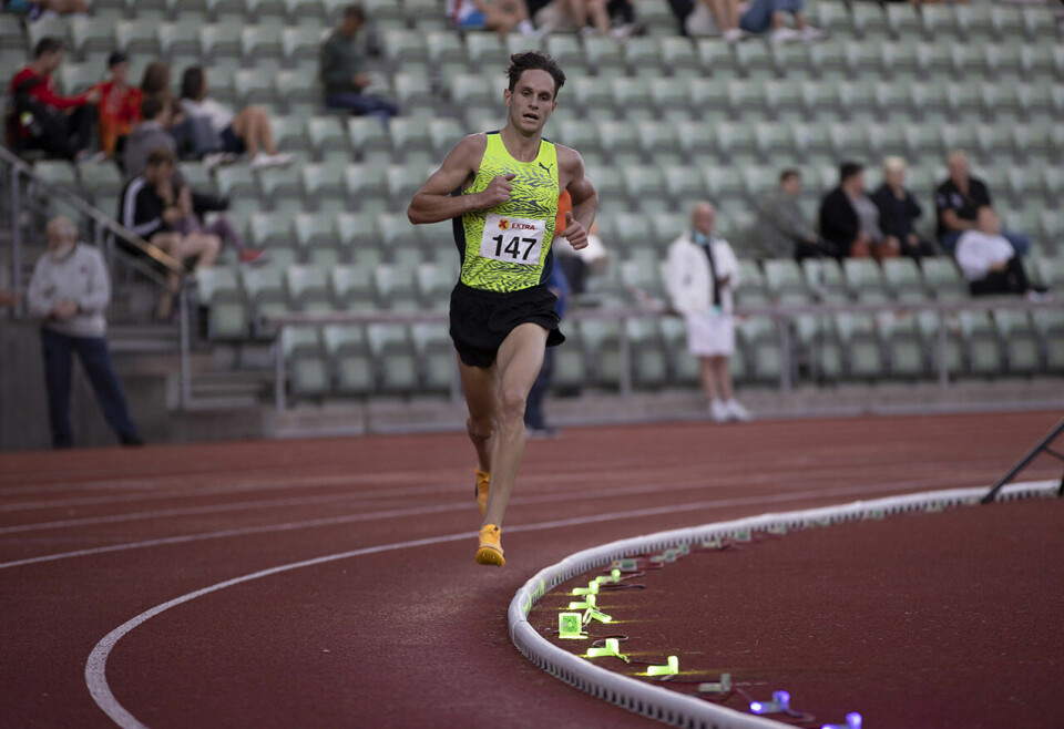 Adele Henriksen og Jack Rowe tok seieren på 5000-meteren på Bislett Vinneren fokuserer paa lyset.jpg