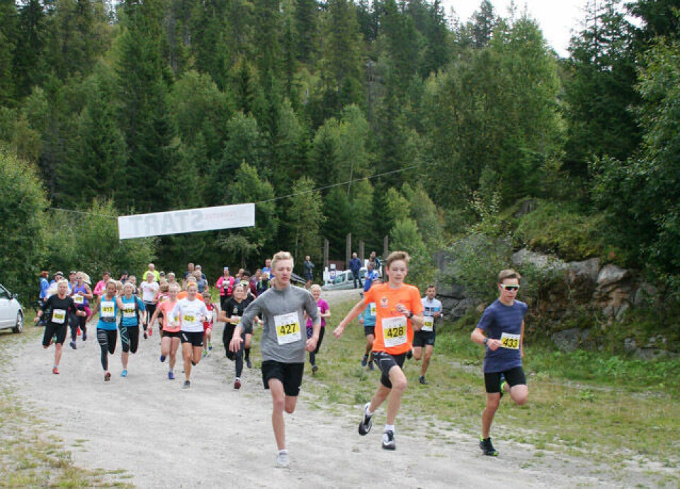 Starten på 10 km har akkurat gått, og vi ser herrevinner Vebjørn Hovdejord helt til høyre. (Foto: arrangøren) Starten på 10 km har akkurat gått, og vi ser herrevinner Vebjørn Hovdejord helt til høyre. (Foto: arrangøren)