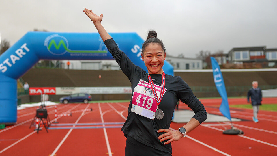 Her lar vi vinneren av halvmaraton i det forrige løpet, Tina Emilie Lee Lange, få være den som ønsker velkommen til Februar Maraton. (Foto: Arne Dag Myking) Her lar vi vinneren av halvmaraton i det forrige løpet, Tina Emilie Lee Lange, få være den som ønsker velkommen til Februar Maraton. (Foto: Arne Dag Myking)