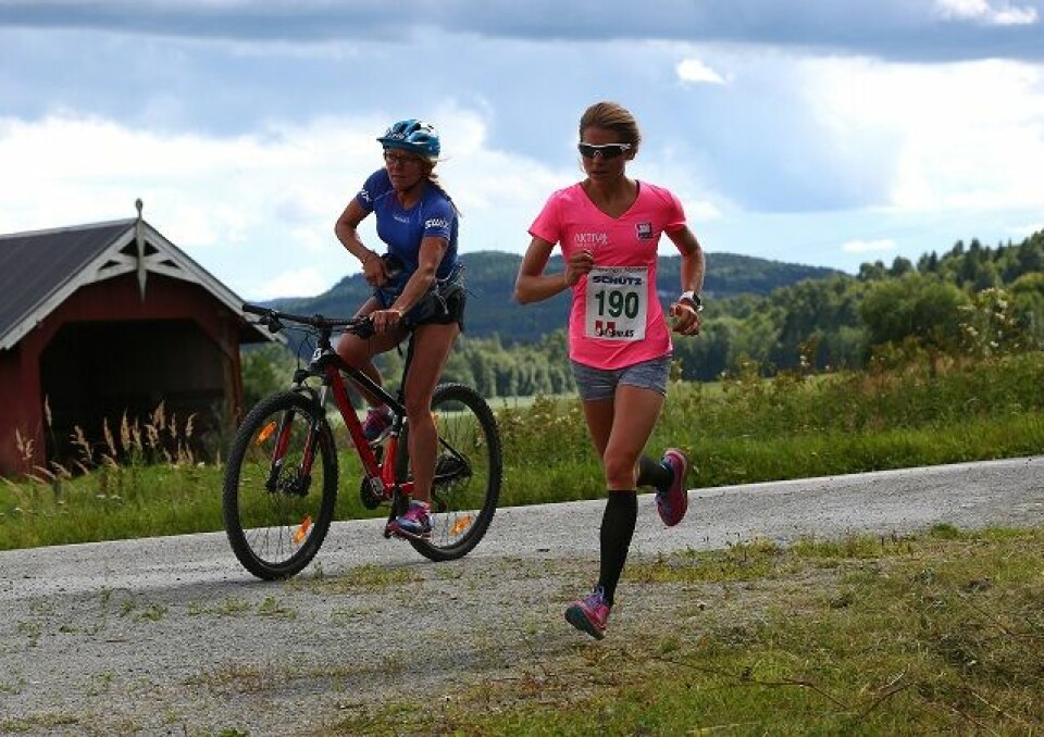 Karoline Moen Guidon med mor Anita på hjul inn til seier på halvmaraton under Kongsvinger Maraton i fjor. (Foto: Bjørn Hytjanstorp) Karoline Moen Guidon med mor Anita på hjul inn til seier på halvmaraton under Kongsvinger Maraton i fjor. (Foto: Bjørn Hytjanstorp)