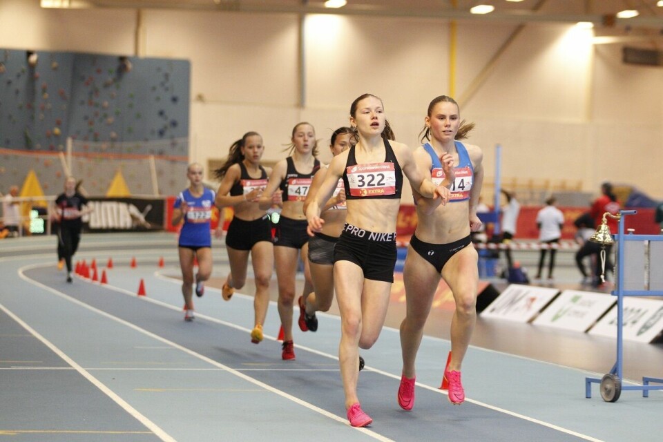Marte Hovland (322) side om side med Mari Skraastad (414) på de første rundene på 800 meteren. (Foto: Torbjørn Fjellheim) Marte Hovland (322) side om side med Mari Skraastad (414) på de første rundene på 800 meteren. (Foto: Torbjørn Fjellheim)