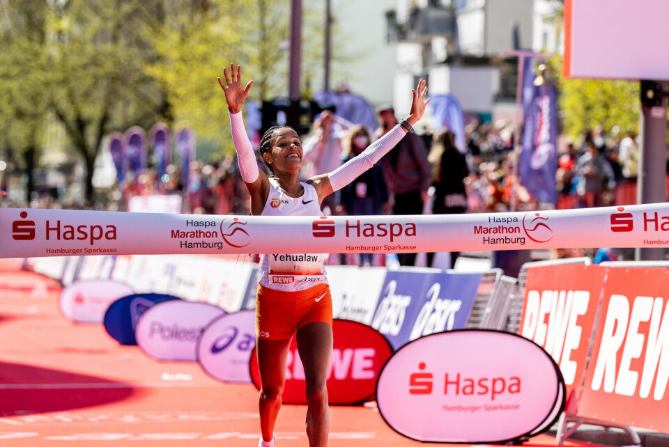 Yalemzerf Yehualaw da hun debuterte med å vinne Hamburg Marathon på 2:17:03 i april i fjor. (Foto: Haspa Marathon Hamburg / Hoch Zwei) Yalemzerf Yehualaw da hun debuterte med å vinne Hamburg Marathon på 2:17:03 i april i fjor. (Foto: Haspa Marathon Hamburg / Hoch Zwei)
