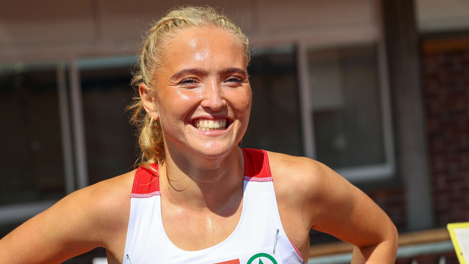 Thea Charlotte Knudsen kunne smile om kapp med sola på Fana Stadion etter at begge forsøksheatene på 3000 meter hinder var i mål. (Foto: Arne Dag Myking) Thea Charlotte Knudsen kunne smile om kapp med sola på Fana Stadion etter at begge forsøksheatene på 3000 meter hinder var i mål. (Foto: Arne Dag Myking)
