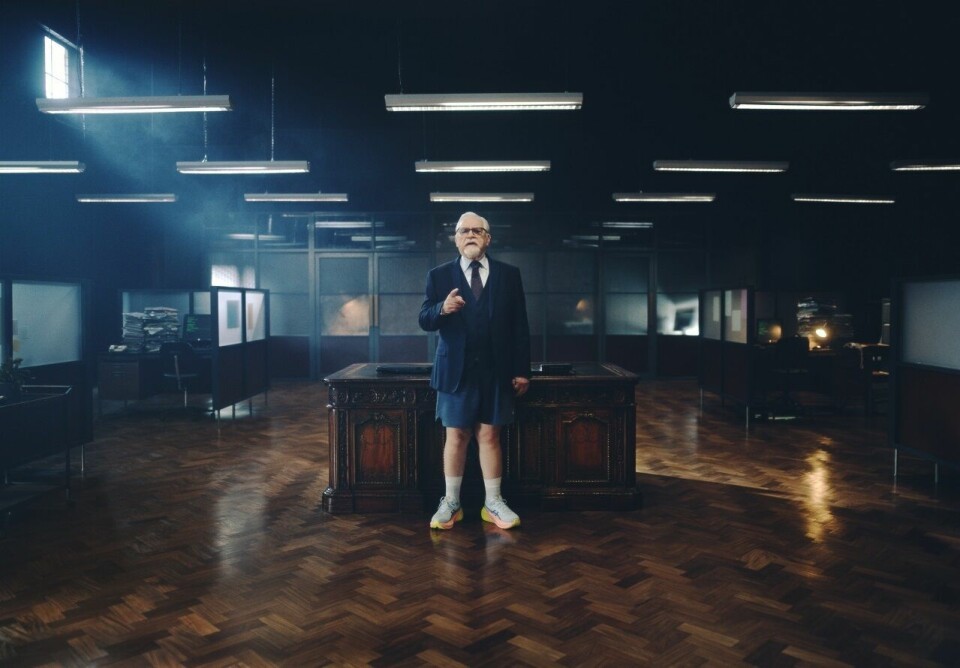 I en Asics-kampanje oppfordrer sjefen alle til å ta pauser og bevege seg i løpet av arbeidsdagen ved skrivebordet. (Foto: Asics) I en Asics-kampanje oppfordrer sjefen alle til å ta pauser og bevege seg i løpet av arbeidsdagen ved skrivebordet. (Foto: Asics)