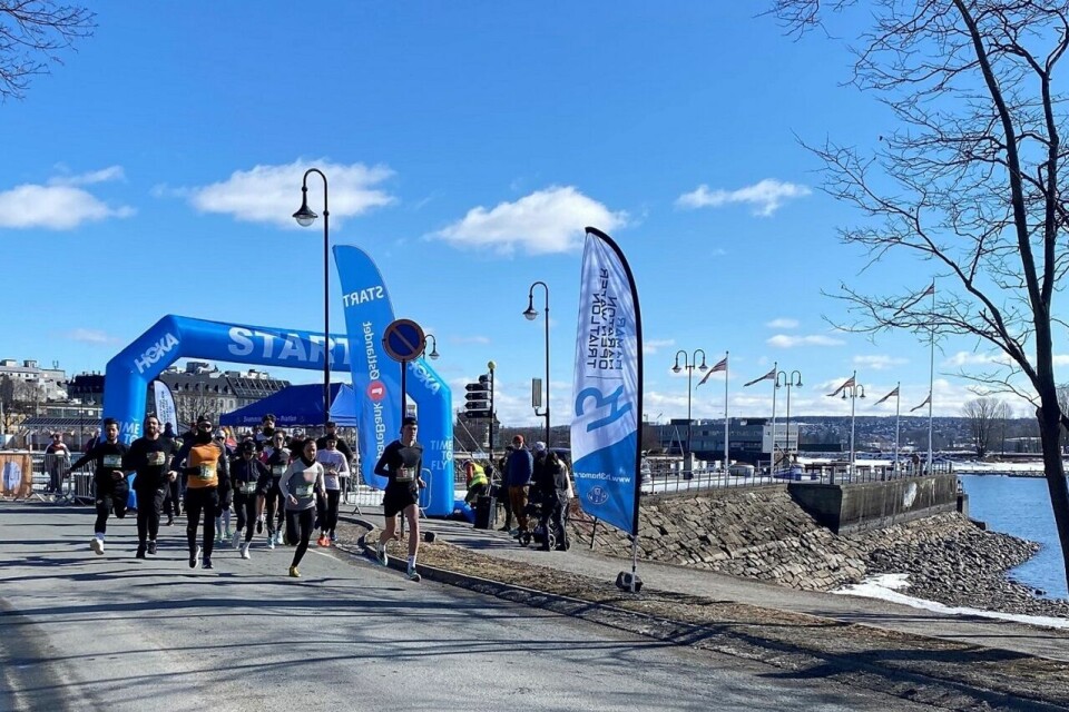 Fra starten på 5 km i fjor med vinnerne Mikkel Blikstad Thomassen og Vilde Antonsen først ut fra Skibladnerbrygga. (Foto: Kristine Røsland) Fra starten på 5 km i fjor med vinnene Mikkel Blikstad Thomassen og Vilde Antonsen først ut fra Skibladnerbrygga. (Foto: Kristine Røsland)