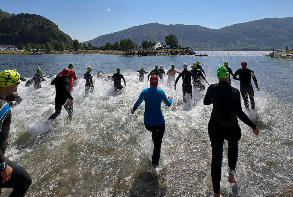 Starten for svømmeetappen i Sunnfjord Triatlon har gått. (Alle foto: FB-siden til Sunnfjord Triatlon) Starten for svømmeetappen i Sunnfjord Triatlon har gått. (Alle foto: FB-siden til Sunnfjord Triatlon)