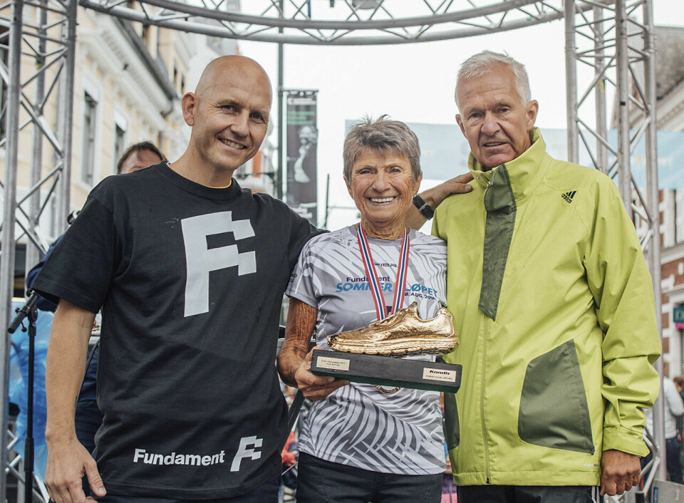 Vera Nystad fikk overrakt Kondis' gullsko av løpsleder for Sommerløpet, Finn Kollstad (til venstre) og Jack Waitz. (Foto: Torleiv Klungland) Vera Nystad fikk overrakt Kondis' gullsko av løpsleder for Sommerløpet, Finn Kollstad (til venstre) og Jack Waitz. (Foto: Torleiv Klungland)