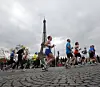 Deltakerne i Paris Marathon løper forbi svært mange av byens store turistatraksjoner. (Foto: ASO/Maindru)