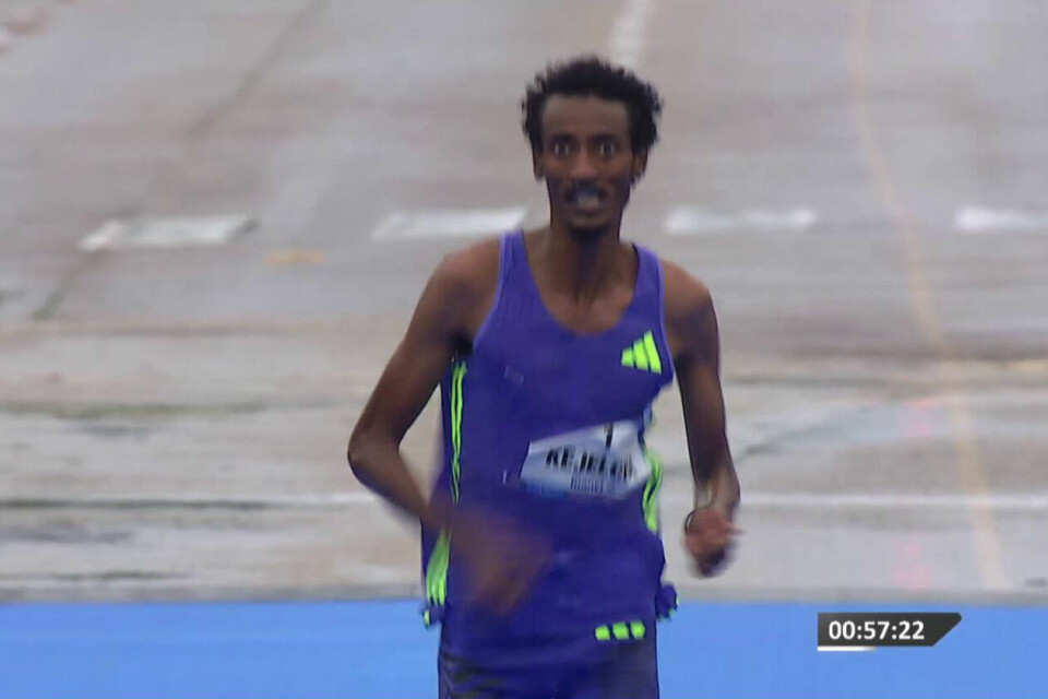 Yomif Kejelcha spurter mål mål i Valencia halvmaraton for å komme under verdensrekorden på 57:31. (Foto: skjermprint streaming) Yomif Kejelcha