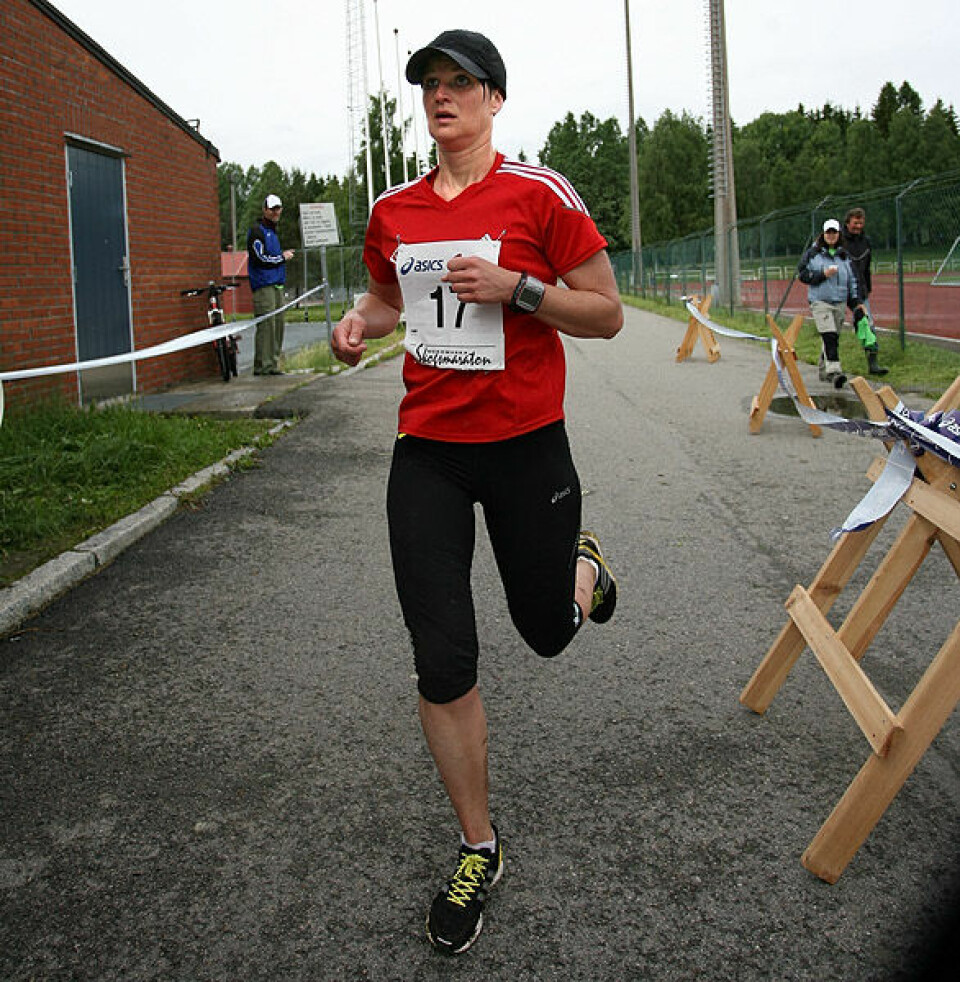 Våt og kald Nordmarka Skogsmaraton Hanne_Kristiansen_mot_maal_IMG_2036
