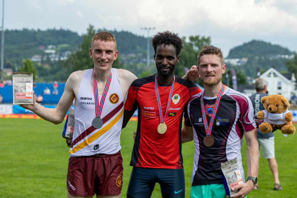 NM 10000 m - Zerei Mezngi trosset værgudene og løp på knallsterke 28.21.18 Ved seierspallen 8U3A1926.jpg