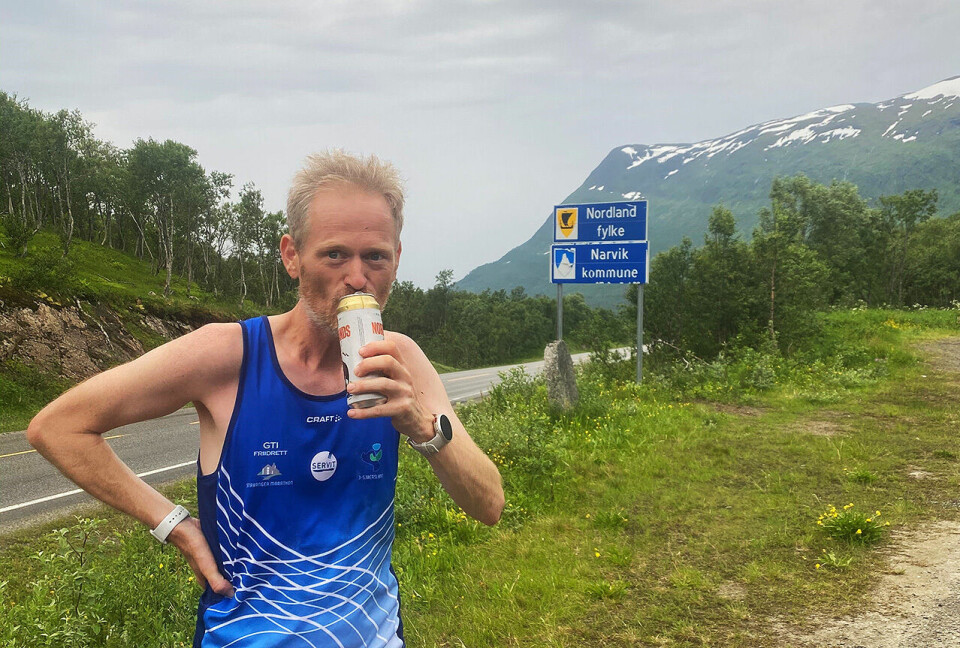 Sjøl etter sammenslåingene er det mange fylkesgrenser som skal passeres før Simen Holvik når Lindesnes. Her unner han seg litt påfyll idet grensa til Nordland er nådd. (Foto: Trond Arne Liavik) Sjøl etter sammenslåingene er det mange fylkesgrenser som skal passeres før Simen Holvik når Lindesnes. Her unner han seg litt påfyll idet grensa til Nordland er nådd. (Foto: Trond Arne Liavik)