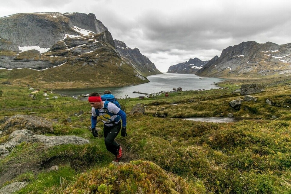 Fra starten på 100 miles innerst i Kjerkfjorden bærer det rett opp mot Kråkhammartinden i tungt vått terreng. Her ser vi ett av stafettlagene som med flere mann på laget kunne holde mye større utgangsfart enn de individuelle løperne. (Foto: Eric Fokke) Fra starten på 100 miles innerst i Kjerkfjorden bærer det rett opp mot Kråkhammartinden i tungt vått terreng. Her ser vi ett av stafettlagene som med flere mann på laget kunne holde mye større utgangsfart enn de individuelle løperne. (Foto: Eric Fokke)