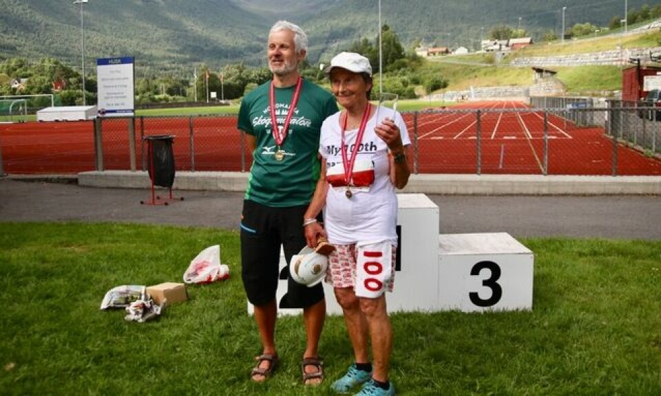 Geir Jensen og Signy Henden Rustlie etter målgang på sine 100 maratonløp under Hornindalsvatnet Maraton Geir Jensen og Signy Henden Rustlie etter målgang på sine 100 maratonløp under Hornindalsvatnet Maraton