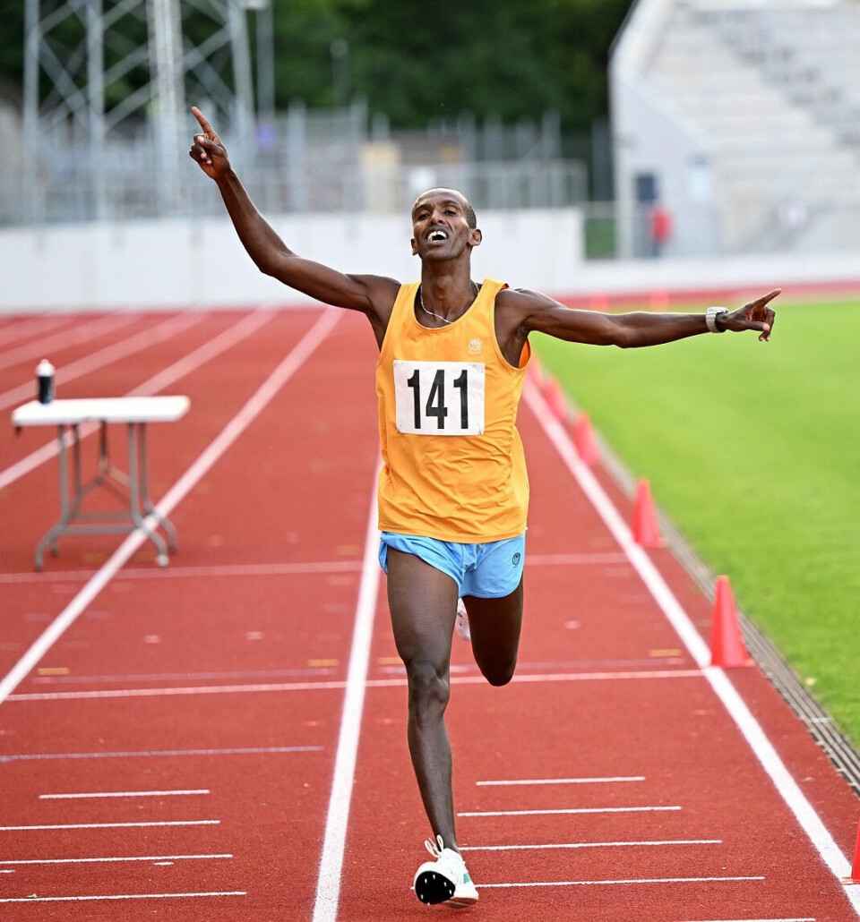 Mustafa Mohamed satte verdensrekord på 10000 m i klasse 45-49 år Mohamed-Mustafa-jubel--foto-YMR-Trackclub.jpg