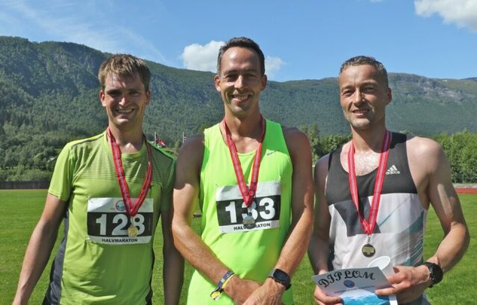 2 x 100 maraton-feiring i Hornindal 04_trebestehalv.jpg