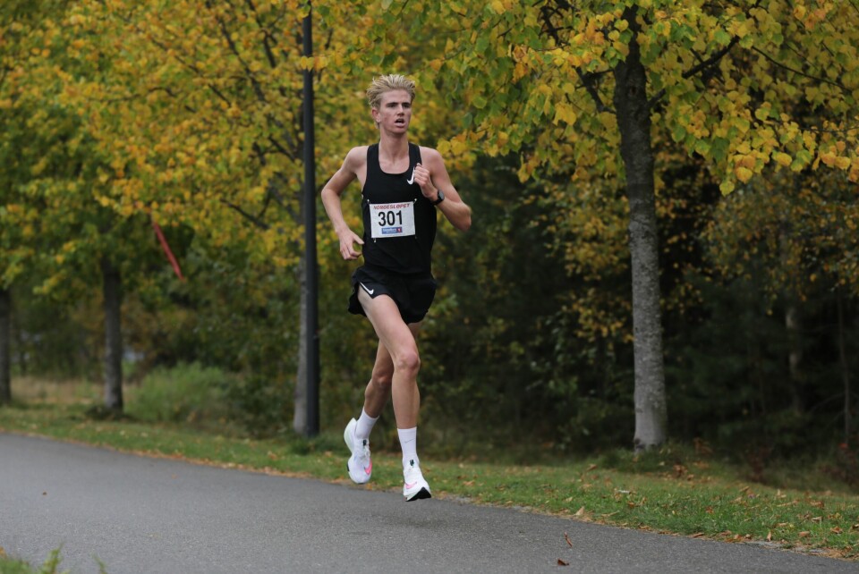 Jonatan Andersen Vedvik alene i tet på 5 kilometeren i Norgesløpet, Ida Eides Minneløp. (Foto: Bjørn Hytjanstorp) Jonatan Andersen Vedvik alene i tet på 5 kilometeren i Norgesløpet, Ida Eides Minneløp. (Foto: Bjørn Hytjanstorp)