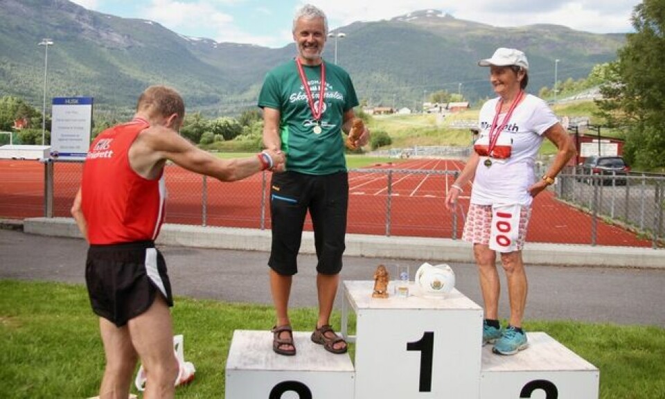 2 x 100 maraton-feiring i Hornindal Inge_gratulerer_jubilantene