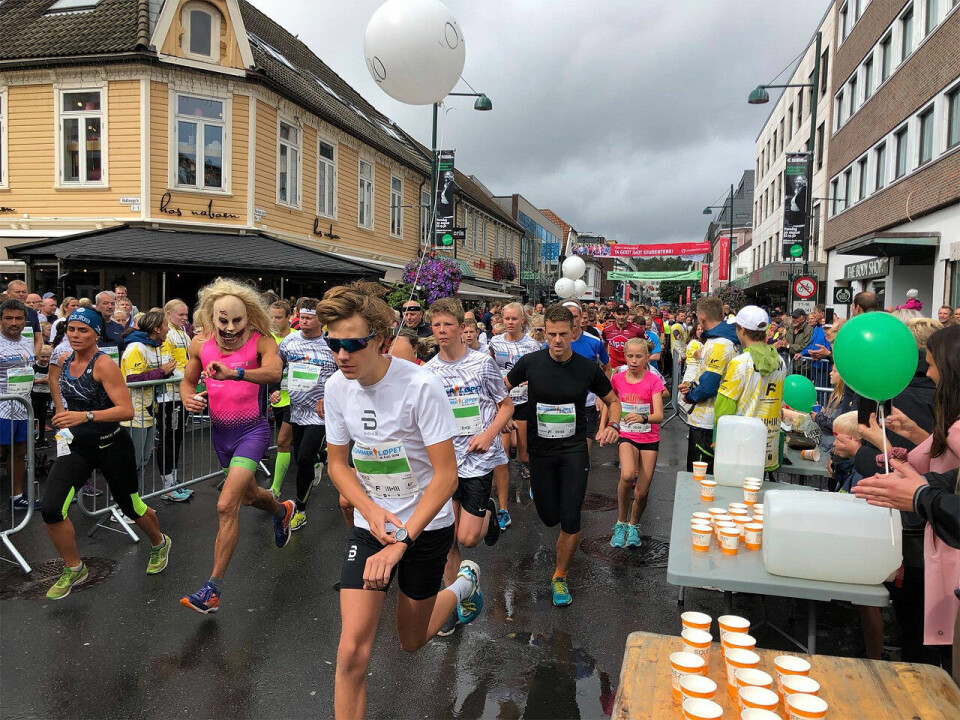I Sommerløpet i Kristiansand er det lov å kle seg ut og lage show. Her ser vi 5 km-løperne ut fra start. (Foto: arrangøren) I Sommerløpet i Kristiansand er det lov å kle seg ut og lage show. Her ser vi 5 km-løperne ut fra start. (Foto: arrangøren)