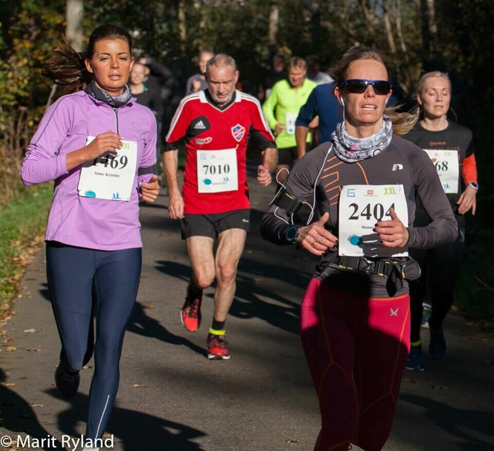 Mange kvinner og rekorddeltagelse totalt i Bergen maraton Anne Kristine og Hanna Kate.jpg